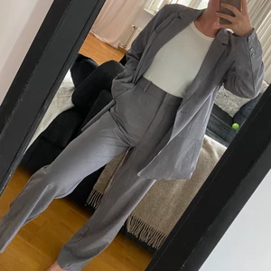 Oversized kavaj  - Jättefin, oanvänd kavaj från Nelly🤍  Kavajen är en oversized modell i storlek 34, lapp kvar och har aldrig använts. OBS: tillhörande byxor är redan sålda. Kavajen säljs för 200 kr + frakt (66 kr spårbart via PostNord)🤍