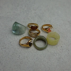 RINGAR GULDPLÄTERADE❤️‍🔥❤️‍🔥 - Helt nya ringar, gjorda av rostfritt stål och pläterade med 18k äkta guld. Plastringarna är gjorda av akryl❤️‍🔥                      Alla ringar är i storlek 7💥                                           Guldringarna kostar 99kr/styck & akrylringarna 69kr/styck       Paketpris för alla 7 ringar är 499kr INK frakt🤍