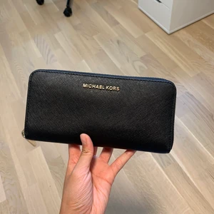 Michael Kors plånbok - Plånbok från Michael Kors. Fint skick! 🖤