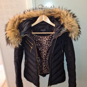 Hollies Jacka  - Säljer min äkta Hollies jacka i storlek 36 (s). Jackan är True to size. Säljer jackan då den tyvärr inte passar mig  i storleken längre. Haft den i en vinter och den är i nyskick. Inga sminkfläckar eller hävda sömmar och den är helt rökfri. Superskön jacka i bra kvalitet och perfekt till hösten/ vintern. Köpt från Johnells. Nypris 2 998 kr      Mitt pris 1 999 kr