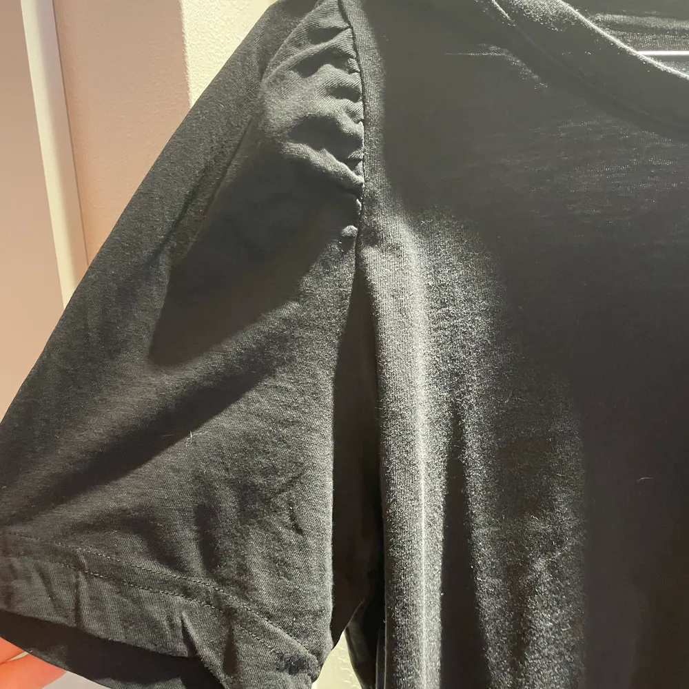 En jätte söt grå svart t-shirt från Monki. Köpt för 1-2 år sedan och nästan aldrig använd💕 köparen står för frakt. T-shirts.