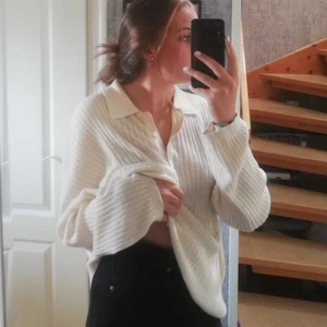 Tröja - Superskön vit tröja! Stor och mysig men blir inte för varm. Supersnygg till vilka byxor som helst! 