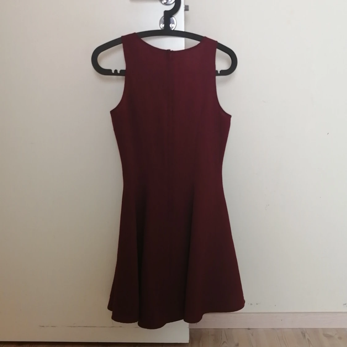 En kort ljus klänning, storlek 38 - 90