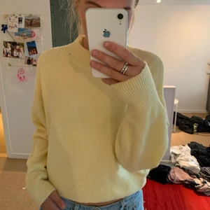 Stickad tröja - Aldrig använd jätte fin gul stickad tröja i ull mix från & other stories. Jätte skön!
