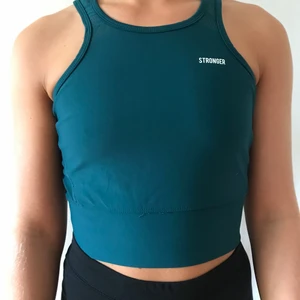 Grön sport crop top stronger M - Grön sport croptop från stronger i storlek Medium. Aldrig använd 