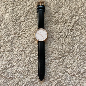 Daniel Wellington klocka - Säljer denna som inte kommer till användning. Bra skick och använd ett fåtal gånger. 36 mm. Behöver nytt batteri. Nypris 1699kr.