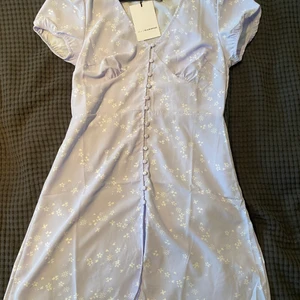 Jättefin klänning - Världens finaste klänning från Nelly. Aldrig använd då den va för tajt över bröstet på mig.🤍Frakt 24kr eller spårbart 66kr.