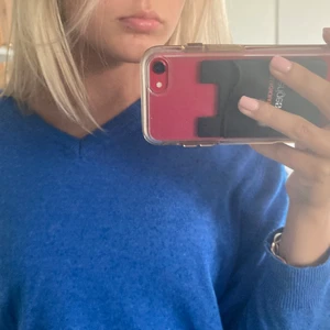 Kashmir tröja - Kashmir tröja i en härlig blå färg, står ingen storlek men skulle säga att det är en s💛