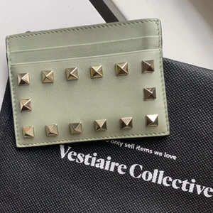 Valentino garavani  - Äkta korthållare från valentino garavani i finaste gröna färgen!!! Köpt från Vestiaire collecitve i ok/bra skick 💚 äkthetbevis finns därifrån 