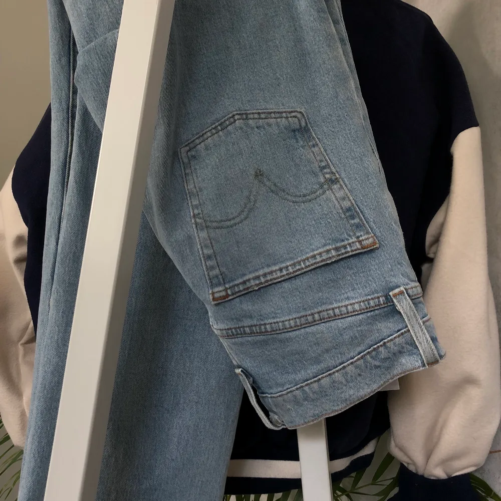 Snygga raka levis byxor, använda fåtal gånger. Kom med prisförslag 🌸. Jeans & Byxor.