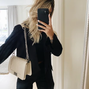 Handväska  - Helt oanvänd liten beige väska!! 