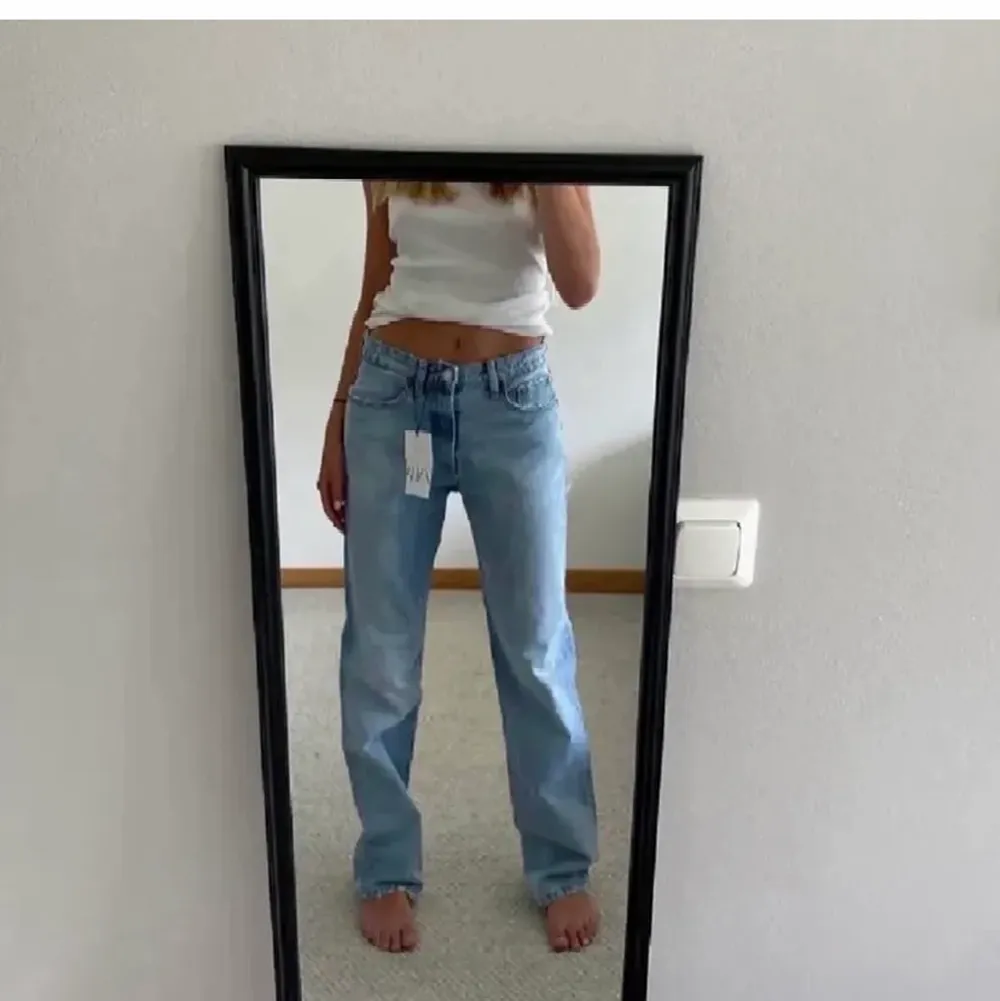 Lägger upp igen då en tjej drog sig ur😒 Endast använda en gång och säljer då de inte kommer till användning💕kan absolut skicka fler bilder. Buda!. Jeans & Byxor.