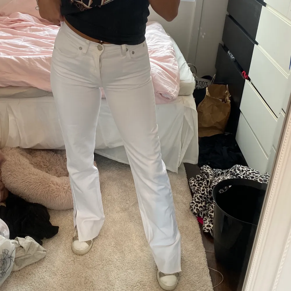 Säljer mina så snygga vita jeans med slits från Zara aldrig använda dom är St 34, har klippt i dom på längden jag är 163cm men dom går över mina skor! Dom är low rise. Jeans & Byxor.