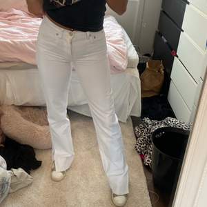 Säljer mina så snygga vita jeans med slits från Zara aldrig använda dom är St 34, har klippt i dom på längden jag är 163cm men dom går över mina skor! Dom är low rise