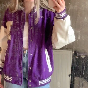 Versity jacka  - Trendig varsity jacka, köpt i april använd några gånger inga skador på jackan eller fläckar, säljer pga lite för stor för mig. Storleken på jackan är s men den är stor i storleken. Fungerar för både men och kvinnor. Kan mötas i Växjö eller skicka du betalar för frakten. För mer bilder dma på insta 