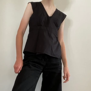Svart topp med knyt - Svart blus/topp från Gap. Fint skick och sparsamt använd. 