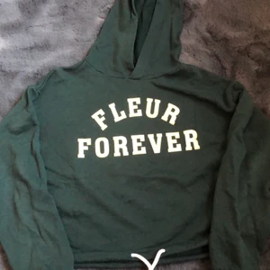 Fleur forever hm tröja  - Denna tröja är från hm och är storlek 158-164 men jag har xs/s och skulle säga att de också funkar💕 Och denna tröja är i fint skick och är använd ca 2 gånger, man kan knyta tröjan där nere. Kontakta om du vill ha mer information/ bilder 💕 ❗️ köparen står för frakten ❗️ det kmr alltid vara med en liten gåva :)