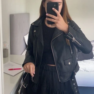 Skinnjacka zara - Superfin jacka från zara i storlek S. Passar mig som är en XS/S🤍 