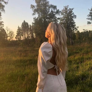 Klänning  - Superfin klänning med öppen rygg! 🤍