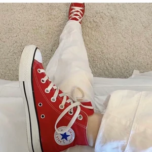 Röda converse - Säljer nu vidare dessa conversen då de tyvärr var för små för mig. Assnygga och i väldigt fint skick. Bilderna är från förra ägaren! 🎸⚡️