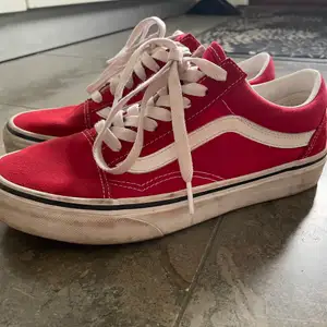 Säljer dessa fina Vans skor som är i storlek 36.5. Använt skorna ca 4 gånger. Skorna är i bra skick:) frakten är inräknad i priset, gör rent skorna innan köp:)