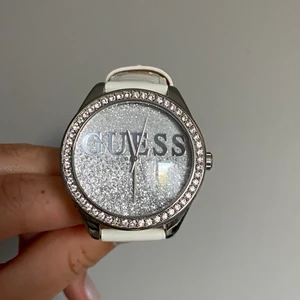  Guess klocka  - Säljer min äkta guess klocka med vitt läderband till. Knappt använd så den är i mycket bra skick! 