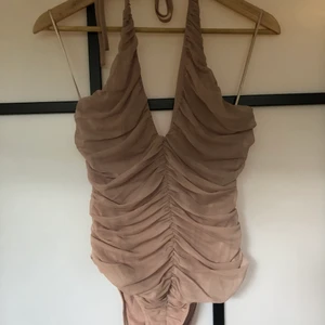 Beige body  - Impulsköpt på zara och aldrig använt, den är som ny🎀 skriv om ni är intresserade💌 fri frakt!
