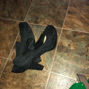 Heels size 40  - Feels comfortable while wearing.