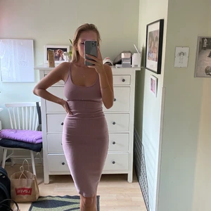 Rosa klänning - Rosa lite längre klänning ifrån bikbok, använd några gånger men är helt i nyskick  Storlek: xs Pris: 99