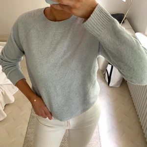 Så fin blå stickad tröja från Vila - Så fin babyblå stickad tröja från Vila, den är ganska nopprig därav det låga priset! Strl L men är ganska liten i storlek så passar en 36-38 beroende hur man vill att den sitter!