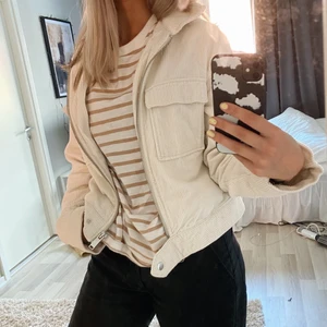 Manchester jacka - En krämvit manchester jacka från cubus i storlek S💗