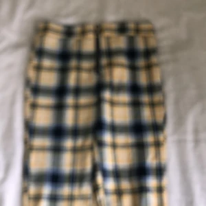 Byxor från SHEIN i strl 140 - Säljer dessa byxor från SHEIN. Endast provade. Storlek 140. Kom privat vid intresse 