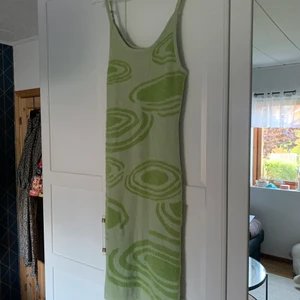 House of Sunny inspirerad.  - Detta är en klänning som är inspirerad av en klänning från house of sunny. Den är aldrig använd då den var för stor för mig. Tyger är jättetjockt och mjuka som man ser på sista bilden. Den är lång och går över knäna på mig som är 173. Frakt INGÅR i priset 