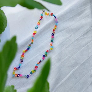 Pärlhalsband ”Bukett” - BUKETT är ett pärlhalsband som är ca 45cm långt. Den har en karbinhake som håller ihop smycket.