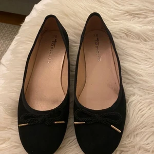 Tamaris skor - Säljer ett par ballerina skor i märket Tamaris. Endast använda en gång. 