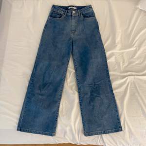 Mörka blåa vida jeans från nakd. Storlek S/36. Bra skick. Frakt tillkommer.