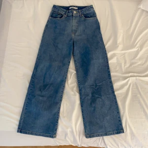 Mörka blåa vida jeans från nakd. - Mörka blåa vida jeans från nakd. Storlek S/36. Bra skick. Frakt tillkommer.