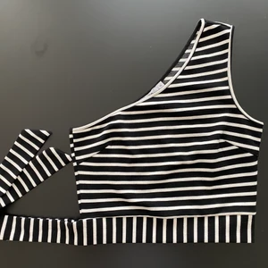 NA-KD topp - One shoulder topp från NA-KD. Använd några enstaka gånger. Storlek XS. Se sista bild för hur den sitter på 🧚🏼💓