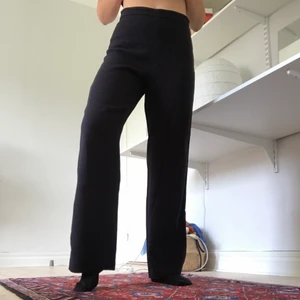 Cos marinblå byxor strl. 38 - Fina byxor i viskos från cos! Används för sällan och säljs därav. Färgen är mest lik den på andra bilden. Mycket bekväma och stilrena! Delar på frakten eller möts upp i Gbg! 