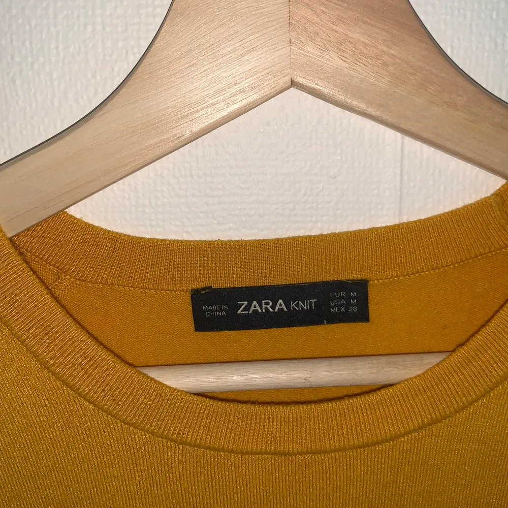 Jättefin varmt gul stickad t-shirt från Zara Knit. Den har ressår kring midjan och ärmarna vilket ger den en snygg fit. I storlek M. . Yläosat.