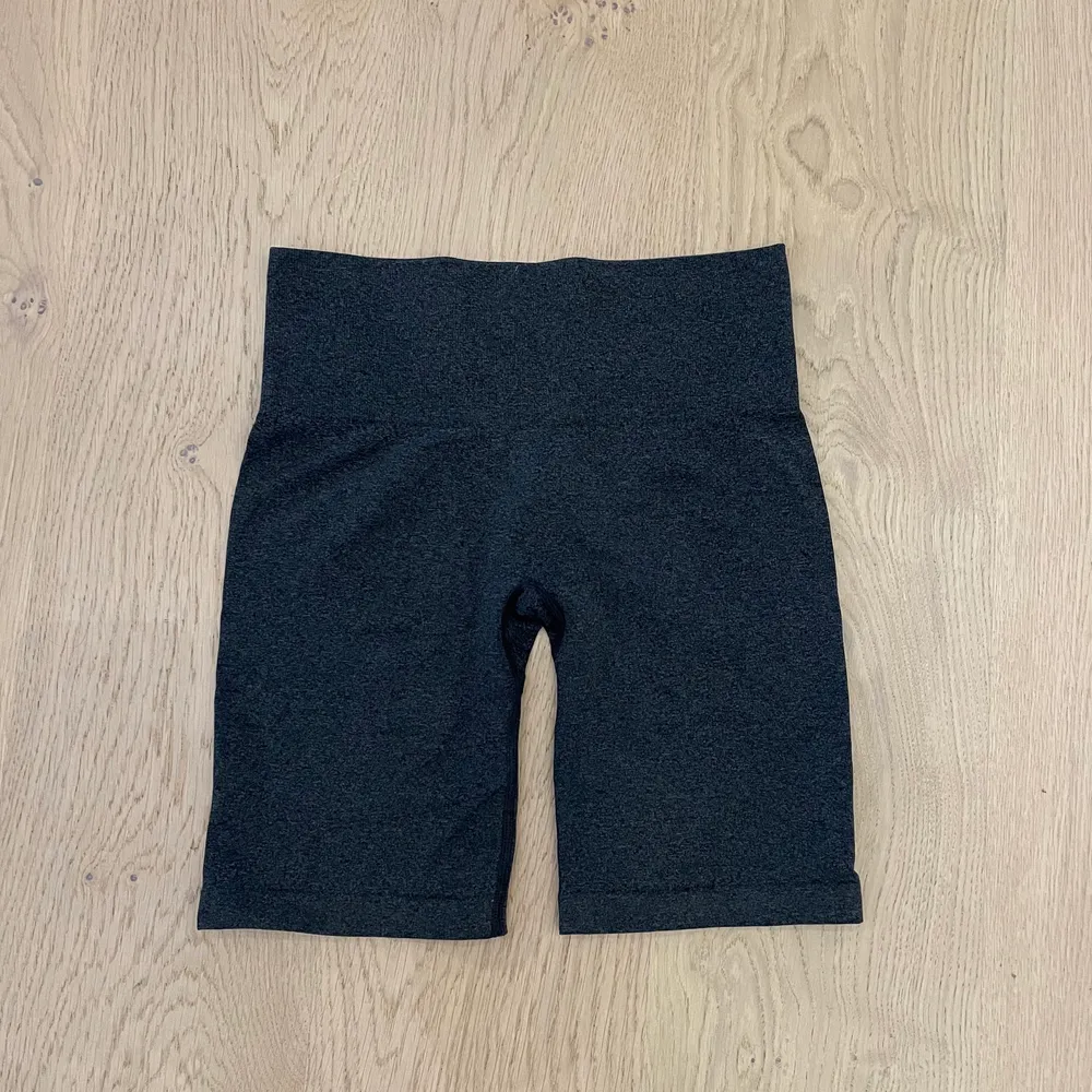 Säljer dessa x-shapes shorts då de e för småa för mig. Aldrig använda! Storlek S . Köparen står för eventuella fraktkostnader!. Shorts.