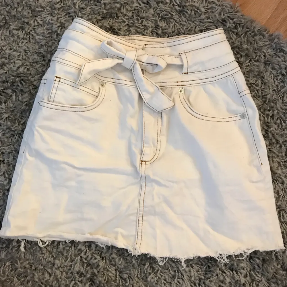 Krämvit Jeanskjol från NAKD med kontrastsömmar. Så snygg men den har tyvärr blivit för kort (jag är ca 168cm). Har använt den under en sommar. . Kjolar.