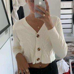 Cardigan  - En söt benvit cardigan/ kofta som aldrig är använd! Lite kortare i midjan! St S 