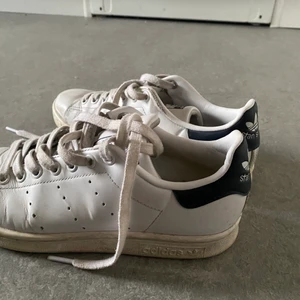 Stan Smith Adidas - Ett par snygga Adidas Stan Smith skor, använda men fortfarande snygga - strl 37,5 -38!!❤️