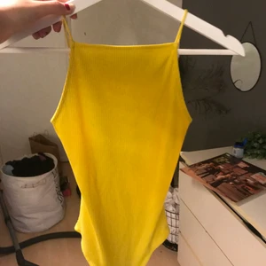 Linne body - En gul body med öppen rygg, helt ny aldrig använd och i nyskick. Skriv om du vill ha mer info eller bilder. Om fler är intresserade blir det bud💕