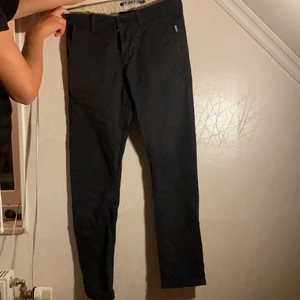 Chinos  - Säljer mörkblå chinos i storlek s. 79kr + eventuell frakt☺️ hör av dig vid frågor eller intresse