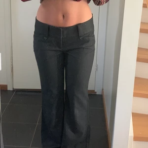 Mid Rise gråa kostymbyxor från Esprit  - Mid till low rise kostymbyxor från Esprit! Mörkgrå färg och något tjockare material! Sjukt bekväma! Storlek 40, passar nog en storlek M-L. Felfritt skick! Något långa på mig som är 170 cm. Dm:a för fler frågor! Köparen står för frakt.