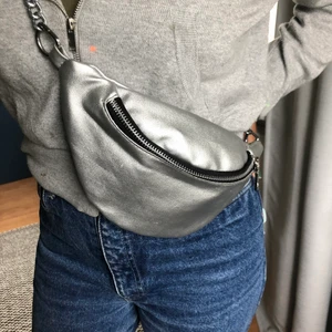 Magväska - En silvrig magväska som man antinen kan ha över axeln eller runt midjan!! 60kr plus frakt🌸