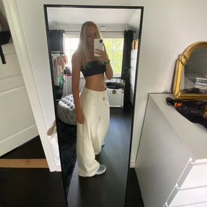 Byxor❤️‍🔥 - ÄLSKAR dessa byxor! Såå snygga och bekväma men kommer aldrig till användning. Helt oanvända och köpta för 500 kr;) Frakt tillkommer🤍