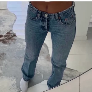 Mid Rise jeans zara - Säljer ett par mid rise straight leg, full length jeans ifrån zara. Med prislapp kvar. Säljer endast vid bra bud! Strl S-M